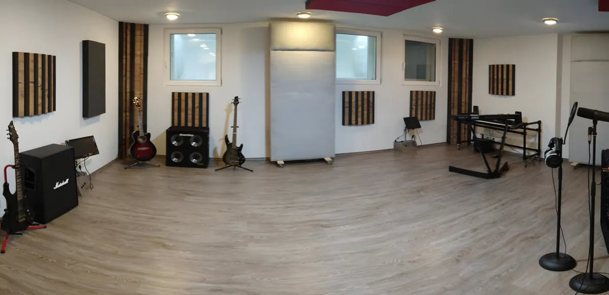 Aufnahmeraum: Akustikelemente an Wänden und Decke, Platz für eine komplette Band.