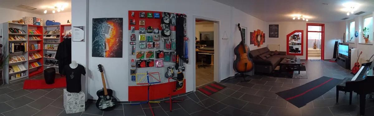 Laden der Soundwerkstatt mit Notenregal, Zubehörwand und Lounge