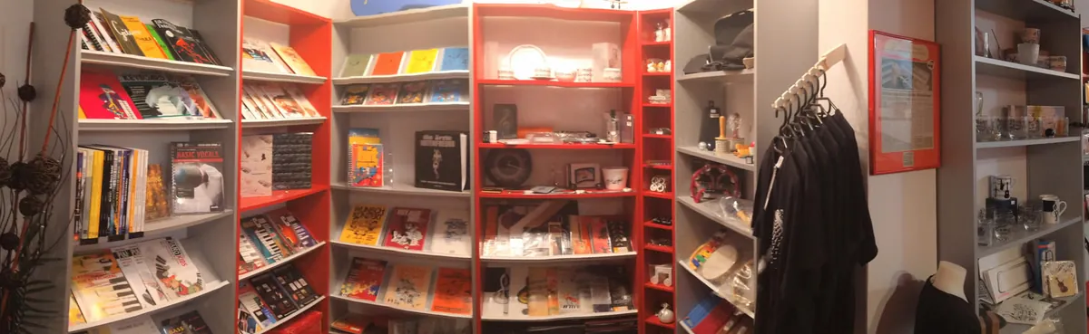 Regale mit Notenbüchern und Geschenkartikeln im Laden der Soundwerkstatt