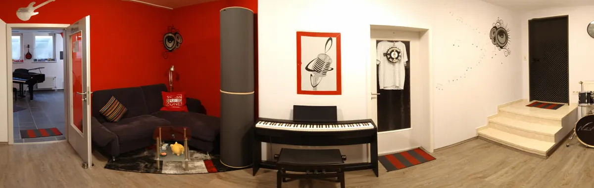 Unterrichtsraum: Digitalpiano und Sofa: Hier findet der Musikunterricht statt.